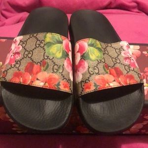 Gucci GG supreme bloom slides